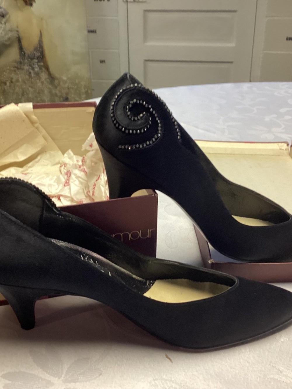 STEWART WEITZMAN. BLACK SATIN FANCY KITTEN HEELS SZ 8 - Picture 10 of 15